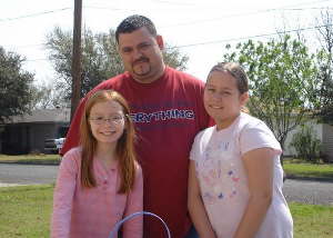 Lee Jeter with his daughters Kelsey (left) and Kiersten (right) before the attack.