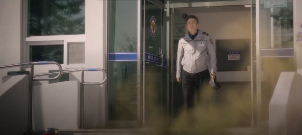 Taek-Rok leaving his police station