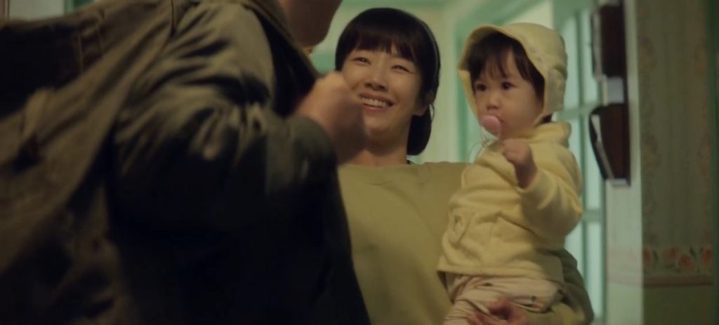 Ju-won with Ji-hee and their baby daughter Hee-soo - Moving Kdrama Episode 13