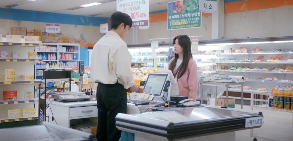 Ye-rim comes in to make a purchase and assumes Ho-rang is a part-timer.